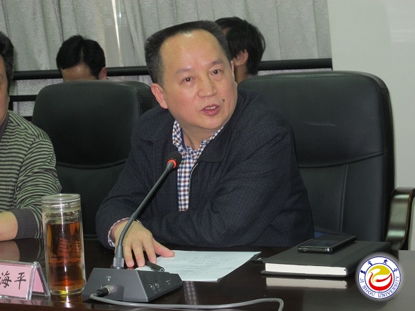 图为钟海平副校长讲话  苏卫平摄