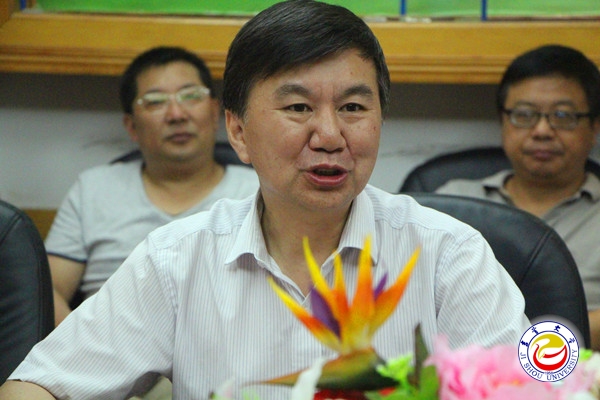 图为游俊书记致欢迎辞
